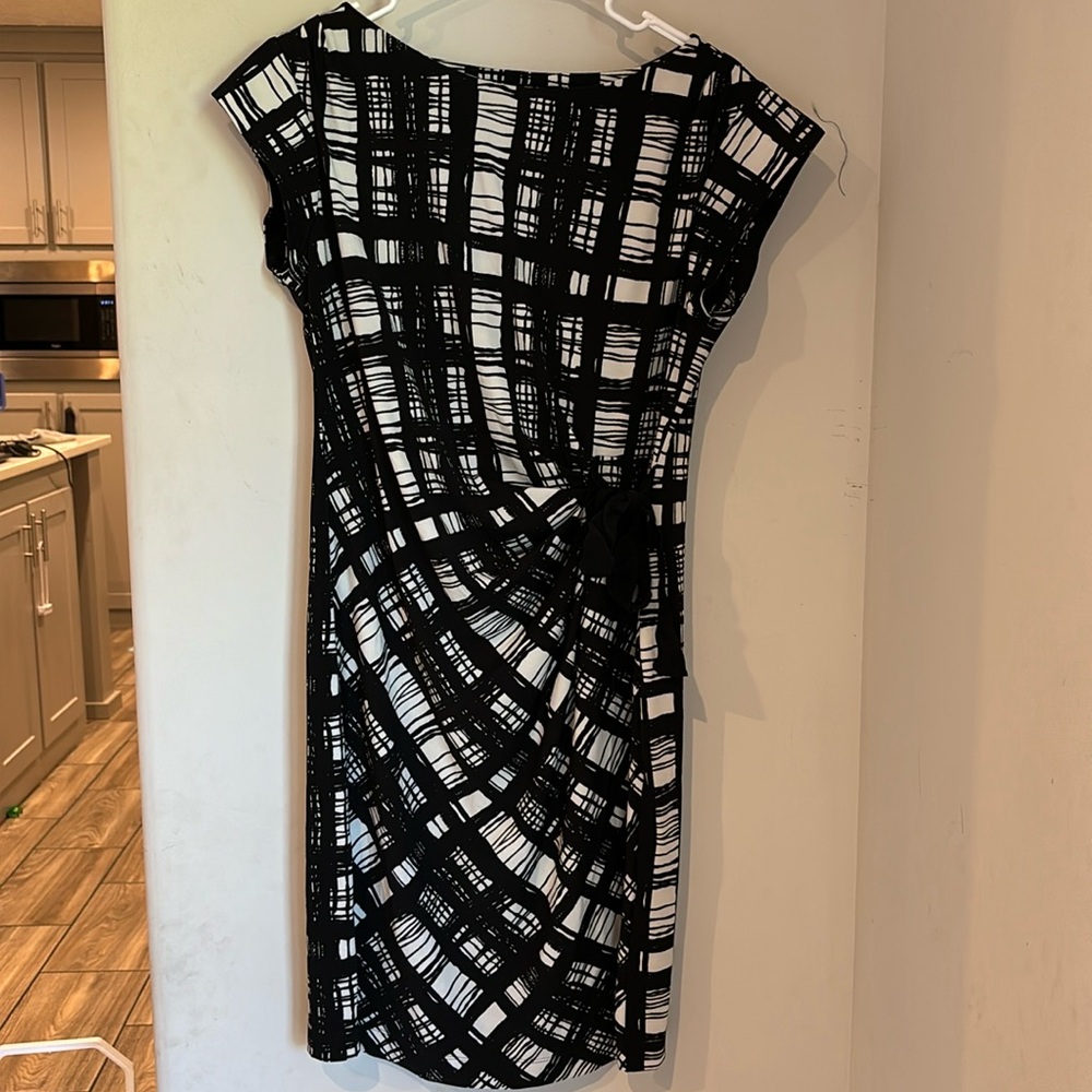 Gabby Skye Black/Ivory Abstract Print Ruched Side Tie Stretch Jersey Dress